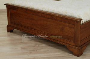 Letto classico matrimoniale in legno massiccio con pannello testiera imbottito in vera pelle